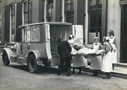 826284 Afbeelding van de verhuizing van patiënten van het oude Diakonessenhuis (Oudegracht 419-421) te Utrecht naar de ...